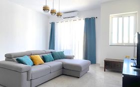 Apartment, Few Steps From Ghadira Bay
